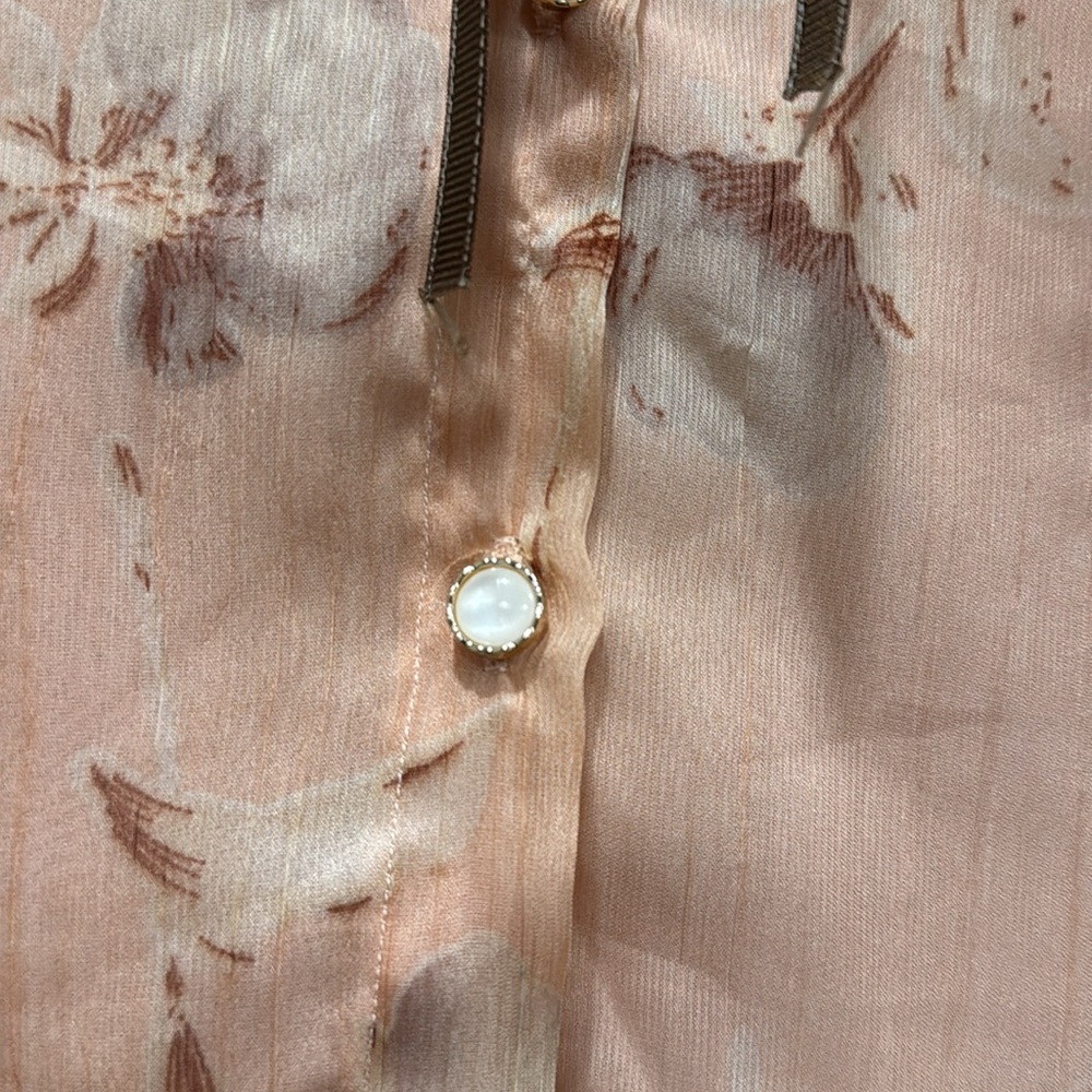 🚨2/$10🚨Feminine floral top - Picture 8 of 9